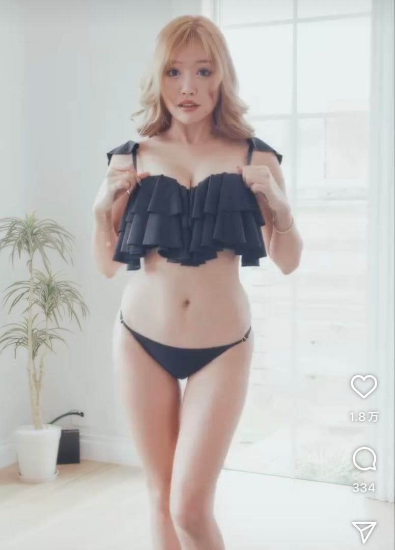 渡辺加和ちゃんブランドalibula 黒フリル水着