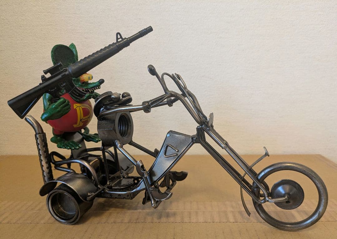 ラットフィンク　フィギュアとバイクの置物