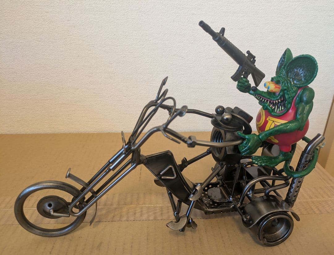 ラットフィンク　フィギュアとバイクの置物
