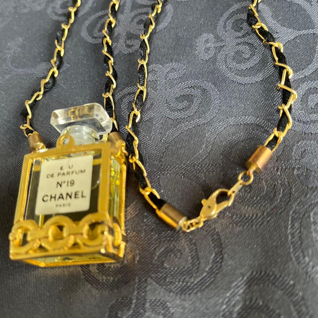 CHANEL N°19 香水ボトルペンダント