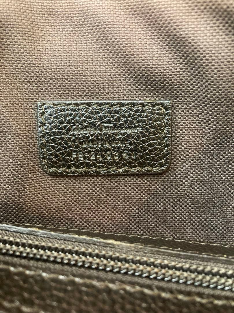 フェラガモ レザー ショルダーバッグ