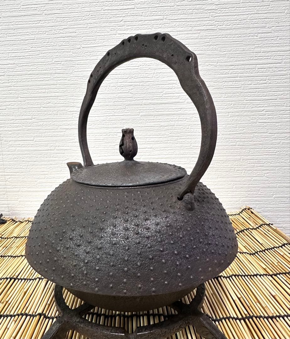 ＵＳＥＤ、美品　南部薫山工房１５型九重アラレ　南部鉄瓶　南部鉄器　鉄瓶