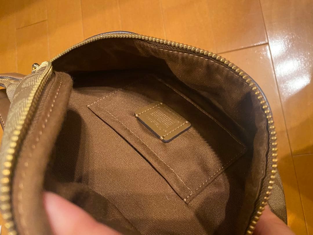 COACH ボディバッグ ベージュ ロゴ入り