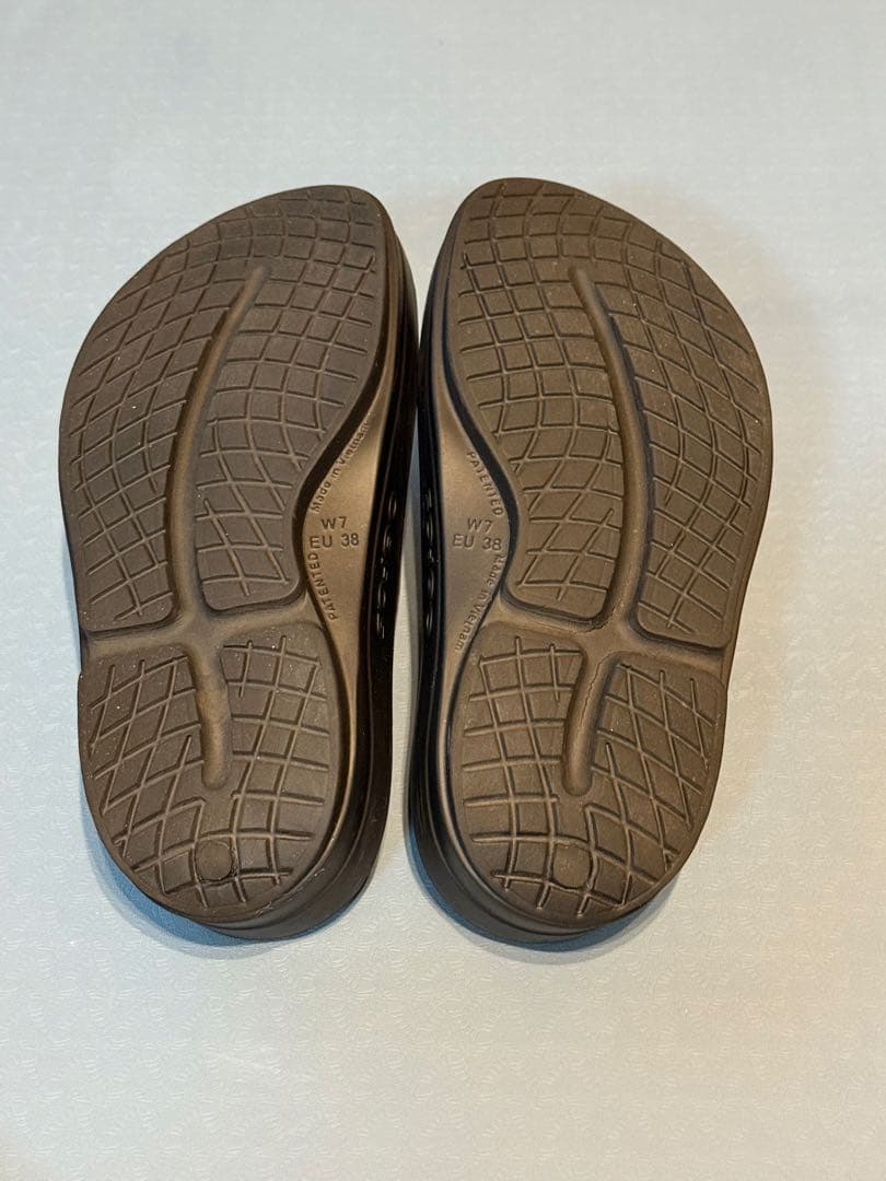 OOFOS ウーフォス　ウーメガ　ラテEU38