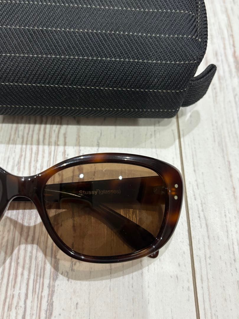 Stussy ブラウン サングラス ケース付き　Naomi