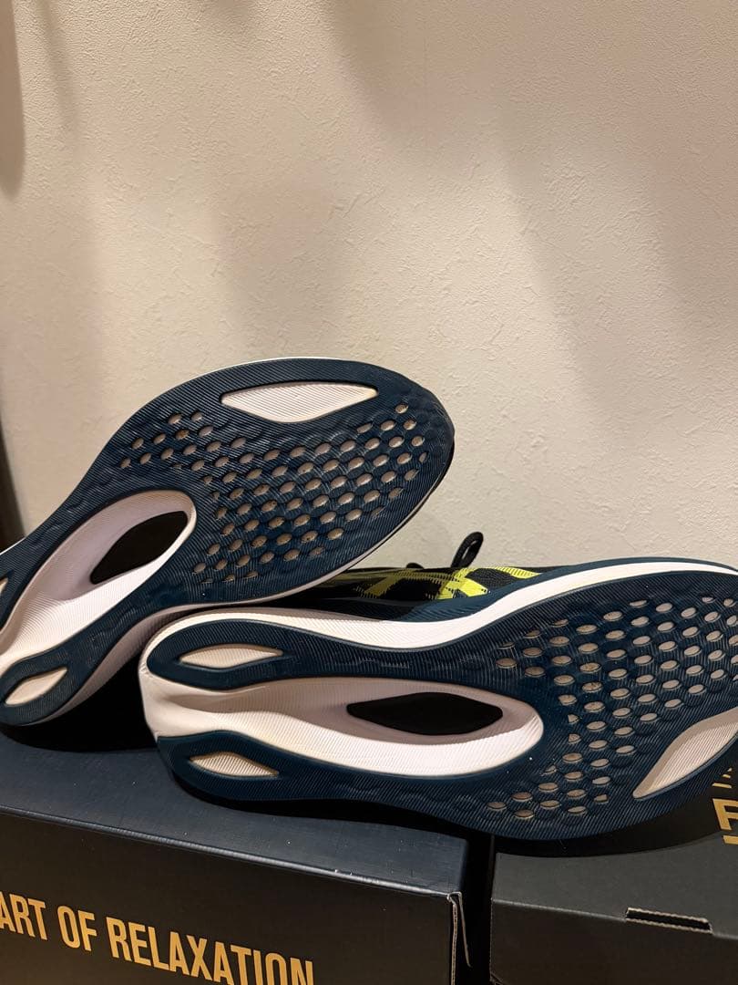 マジックスピード4 アシックス　ランニングシューズ ブラック　27センチ