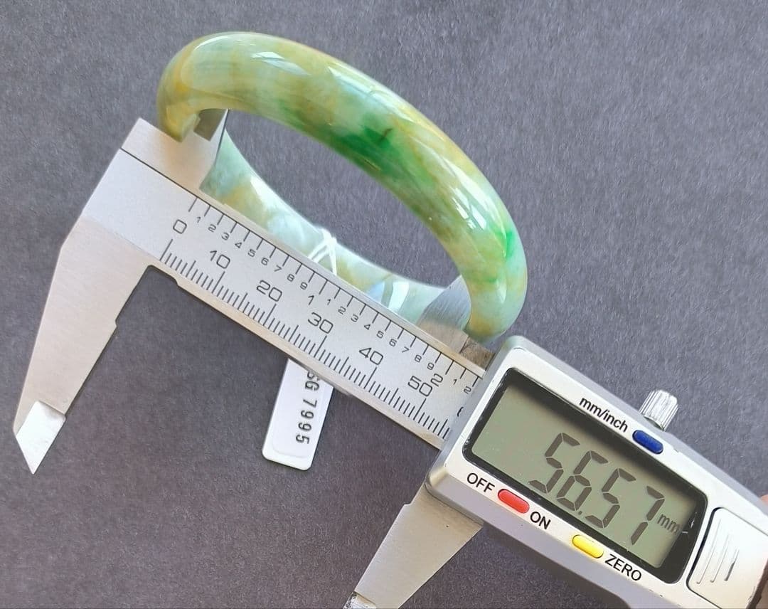 あかおかずき【日本鑑別書付】ミャンマー産本翡翠のバングル（内径56〜57）