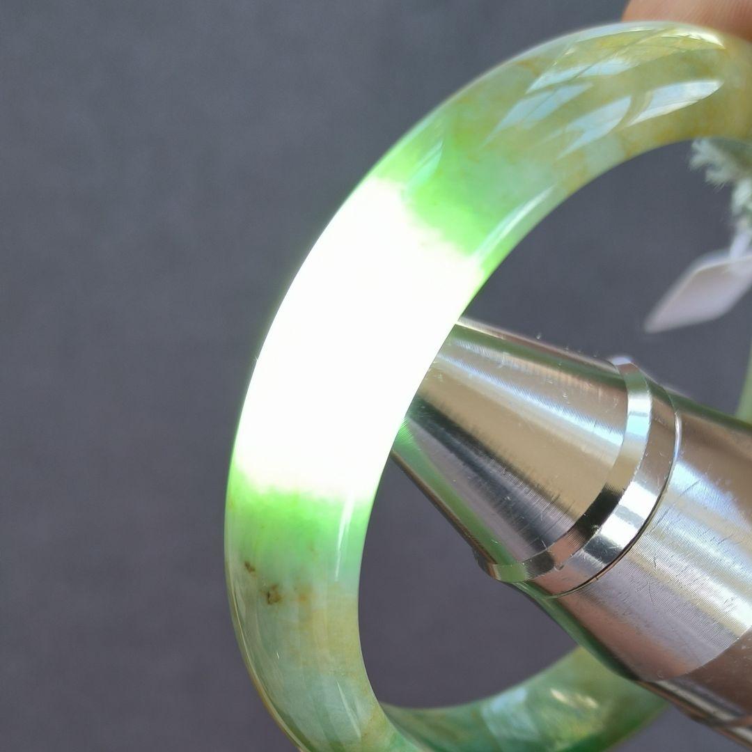 あかおかずき【日本鑑別書付】ミャンマー産本翡翠のバングル（内径56〜57）
