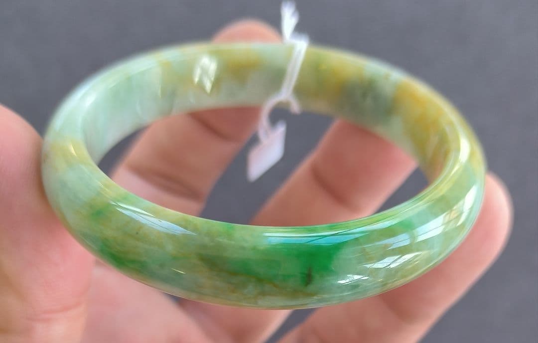 あかおかずき【日本鑑別書付】ミャンマー産本翡翠のバングル（内径56〜57）