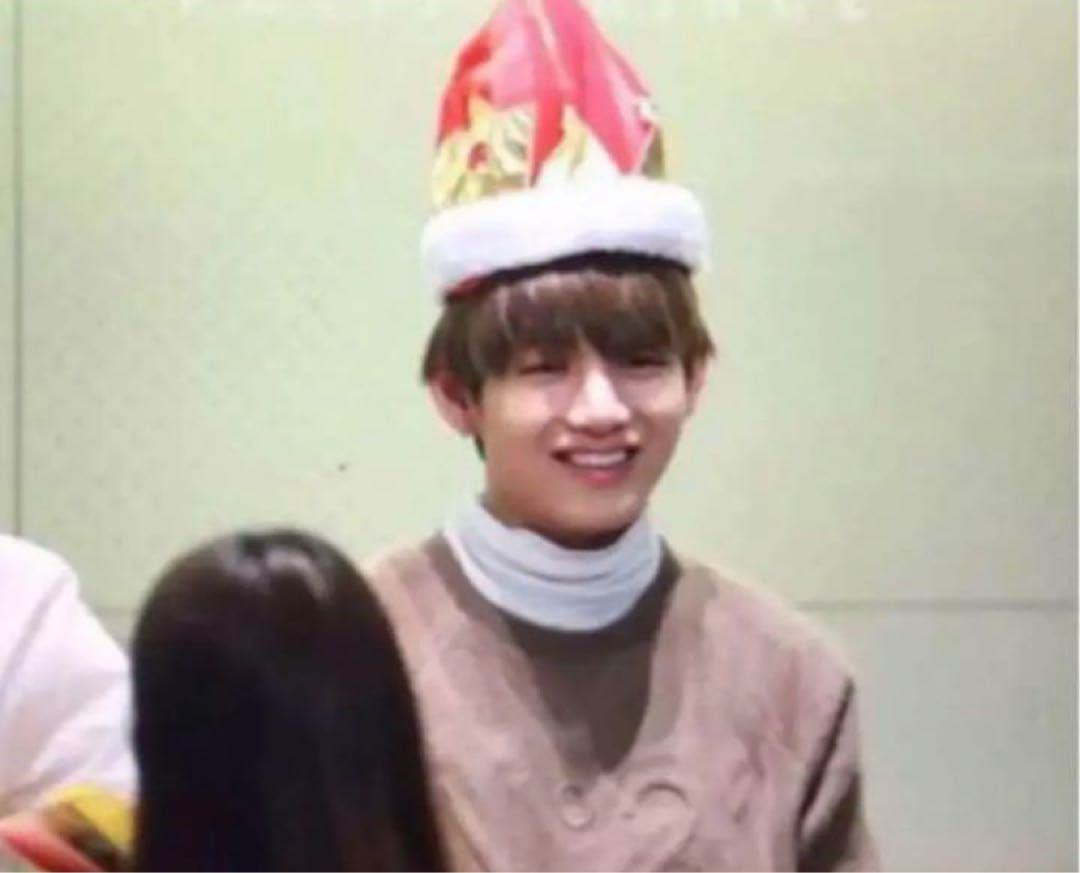 テテ着用　BTS ヌメロヴェントゥーノ　N°21 トレーナー テヒョン