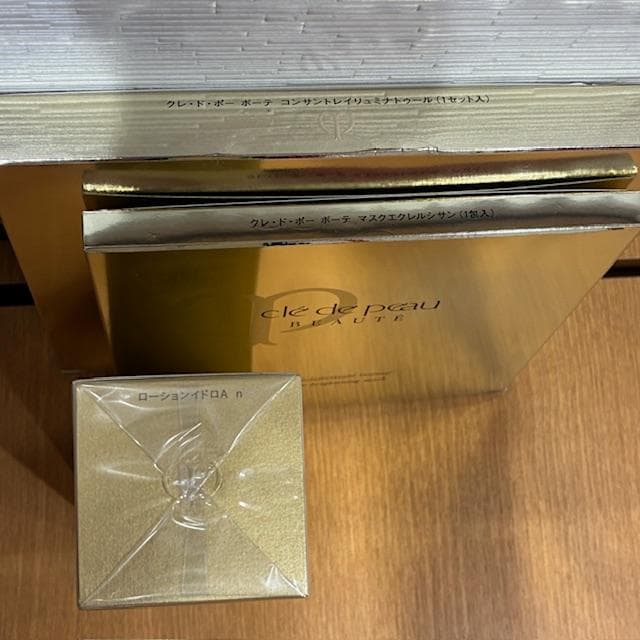 ♪クレドポーボーテ　化粧水170ｍl コンサントレイリュミナトゥール、マスク付き