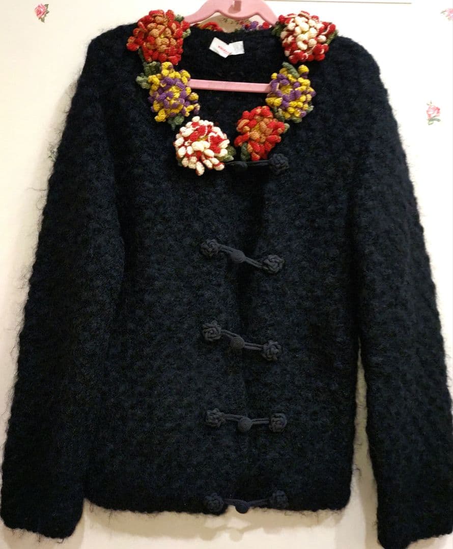 ワンダフルワールド　黒に豪華な花モチーフ付　モヘヤカーディガン 難有り