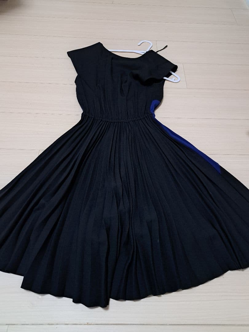 年末大特価　PRADA ノースリーブ ひざ丈ワンピース 黒青