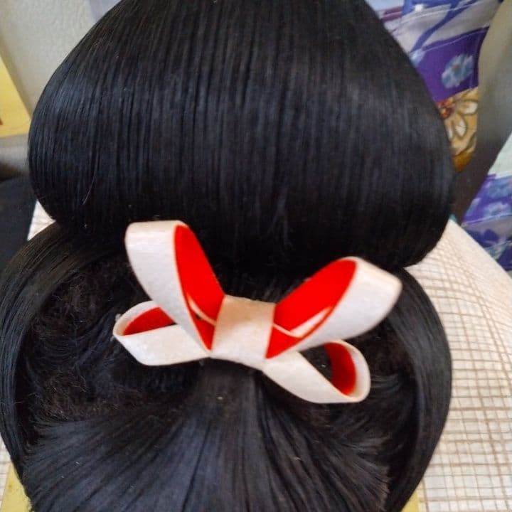 黒い伝統的な日本髪