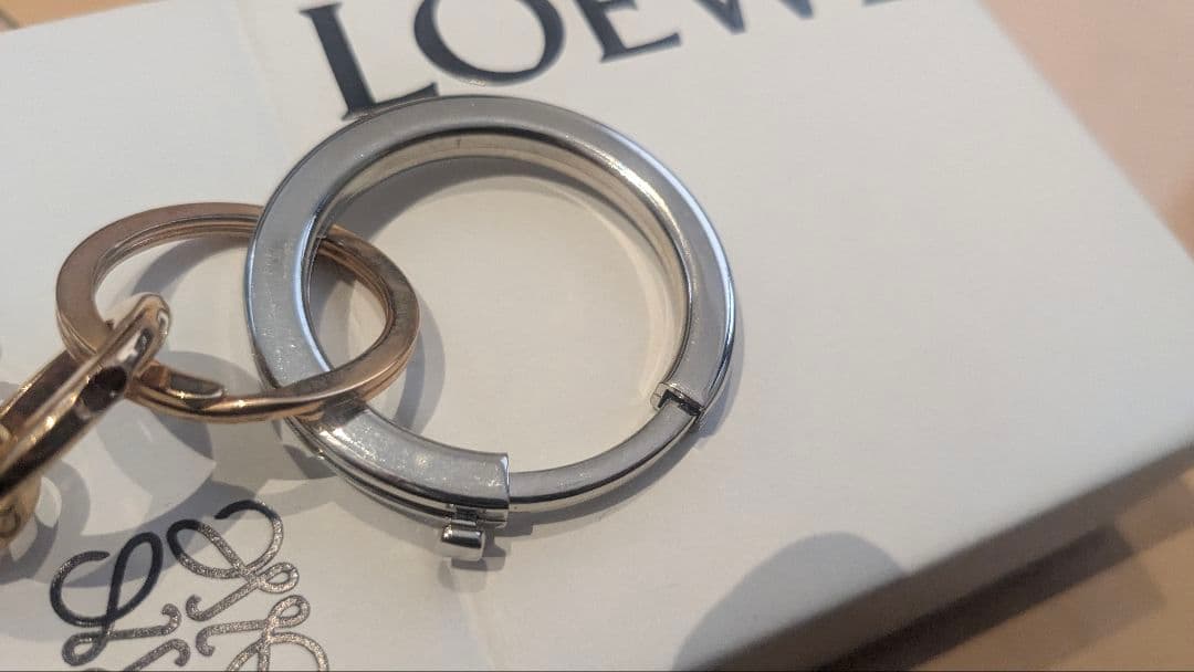 LOEWE メタルキーホルダー ゴールドシルバー