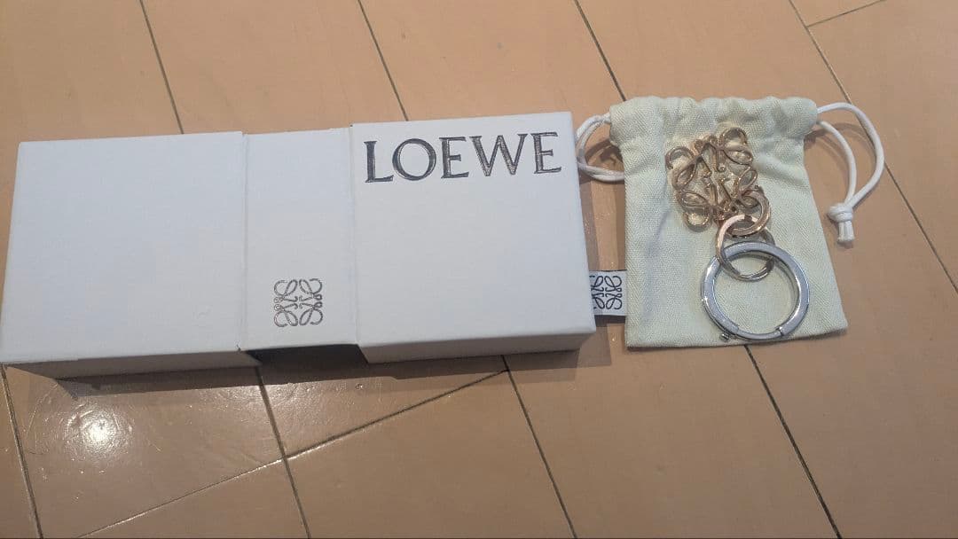 LOEWE メタルキーホルダー ゴールドシルバー