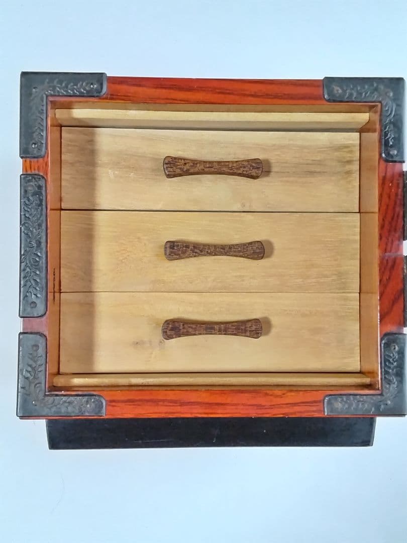 伝統的な仙台箪笥 アダチ工芸 製作所の工芸品