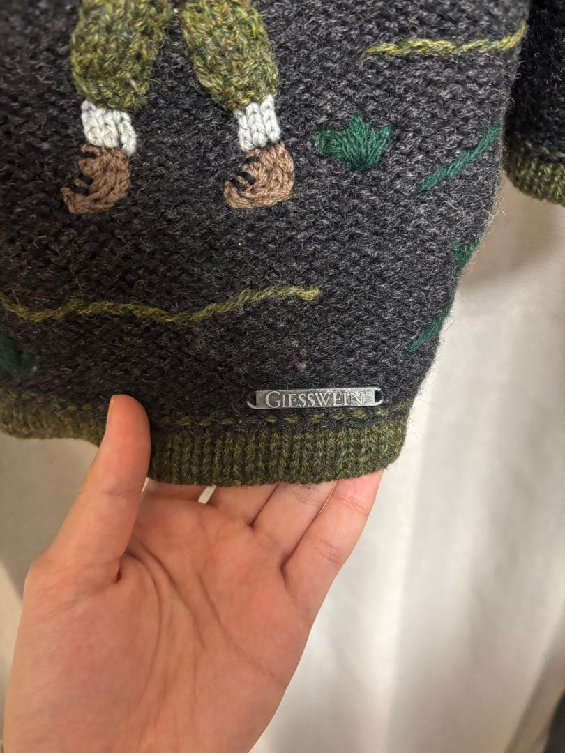 美品　GIESSWEIN刺繍デザインカーディガン