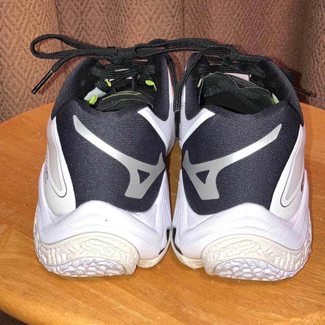 Kazu　新品未使用　ミズノ　バレーボール　ウエーブライトニング Z8