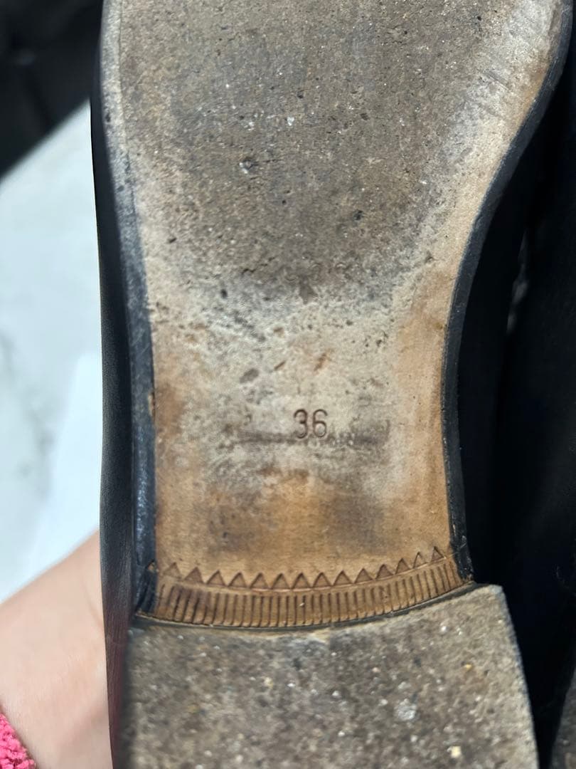 GUCCI ブラックレザー ローファー ゴールド金具　23
