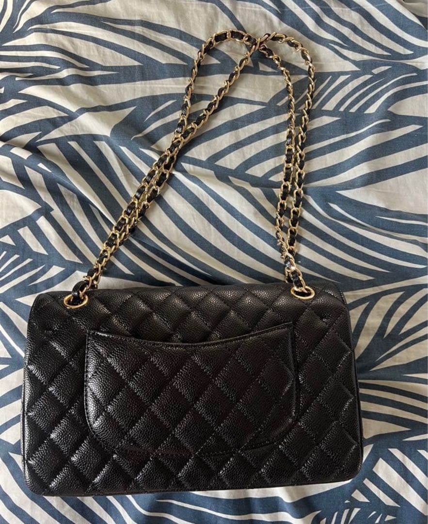 ブラックのキルティングレザーショルダーバッグ