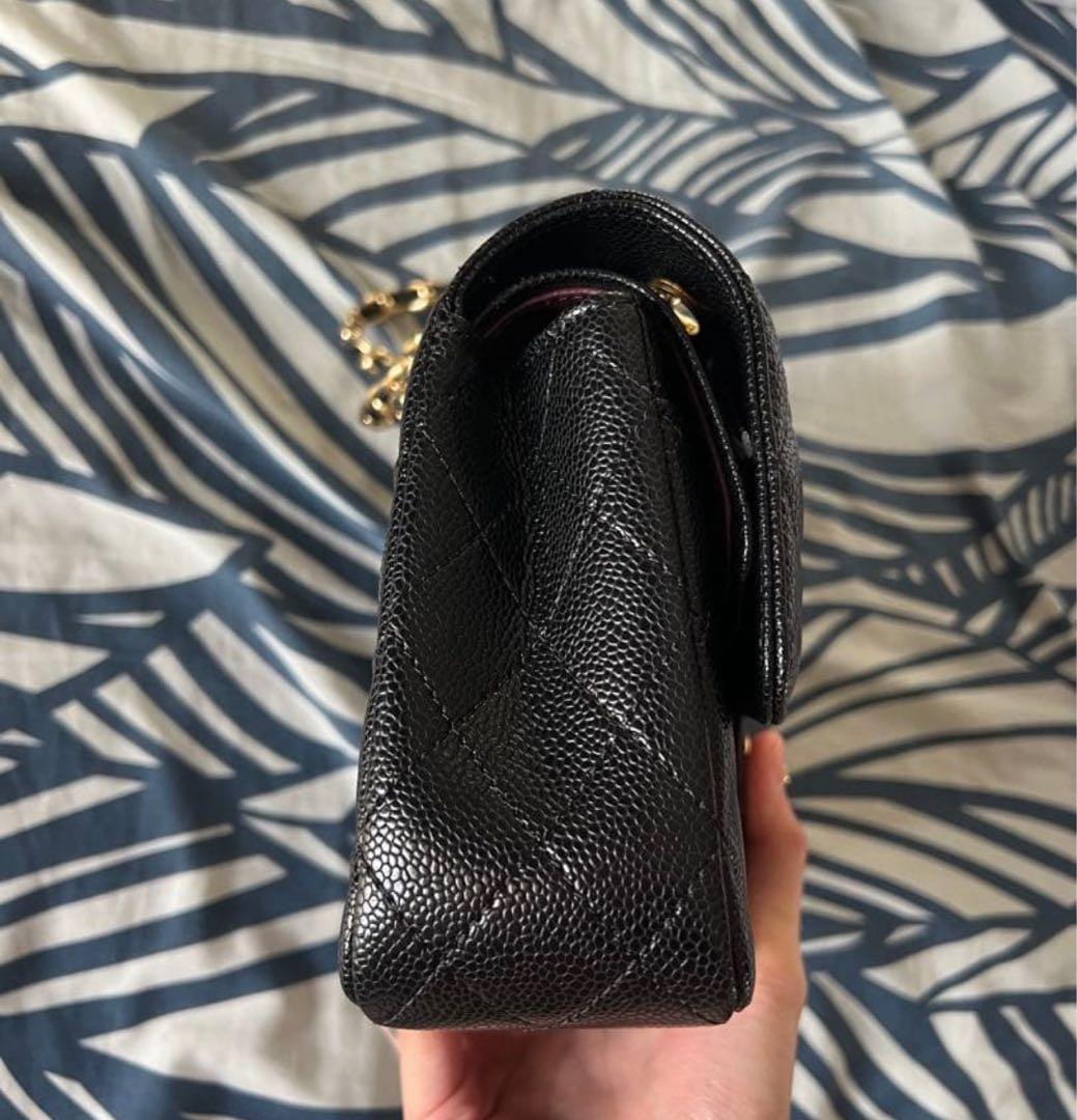 ブラックのキルティングレザーショルダーバッグ