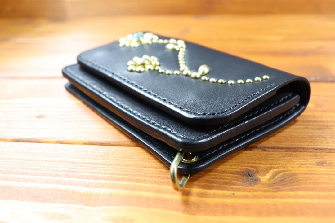 フラワースタッズミドルトラッカーウォレット ハトメ小判カン付き