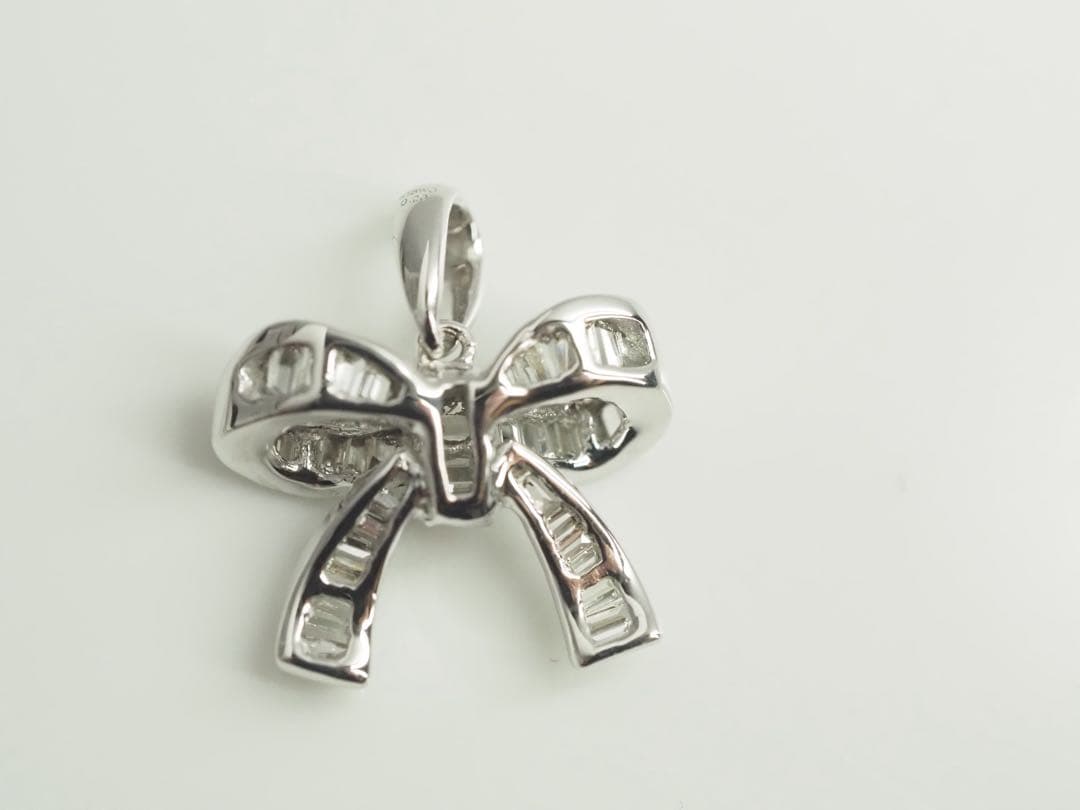 可愛いリボンモチーフ　K18WGテーパーカット天然ダイヤモンド ペンダントトップ