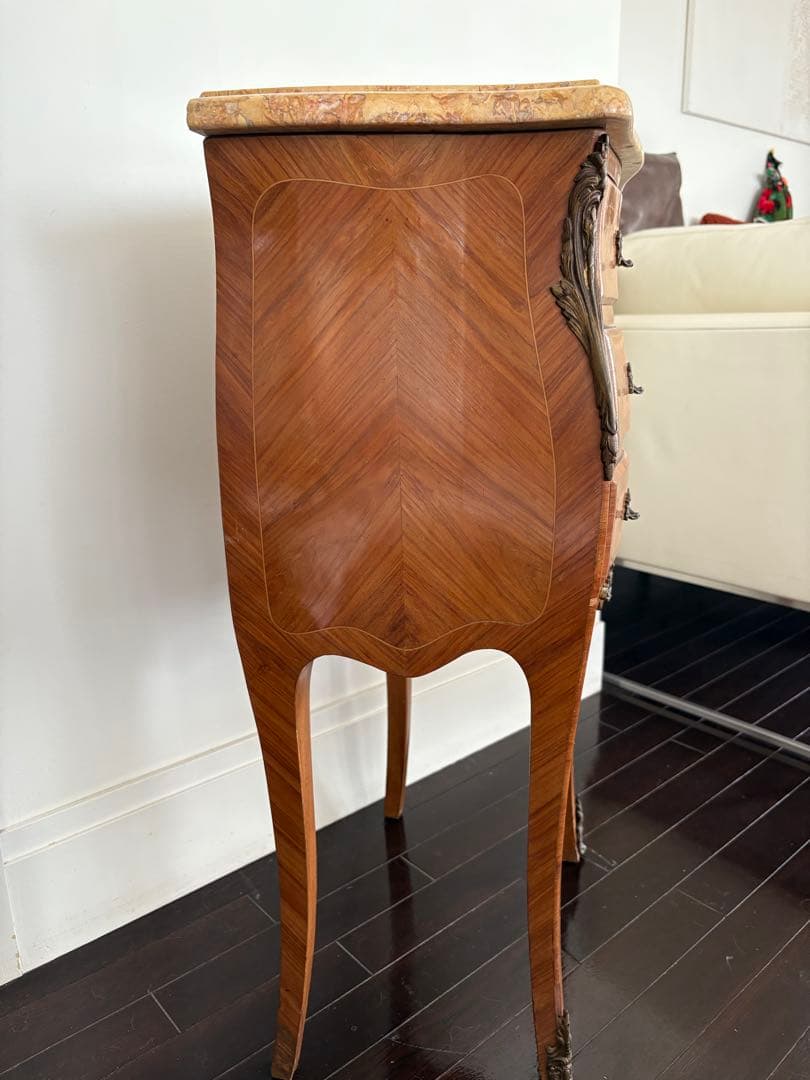 インレイと木目が美しい、スモールチェスト　大理石