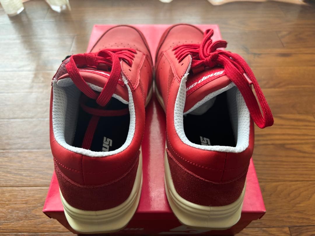 赤いスニーカー 安全靴