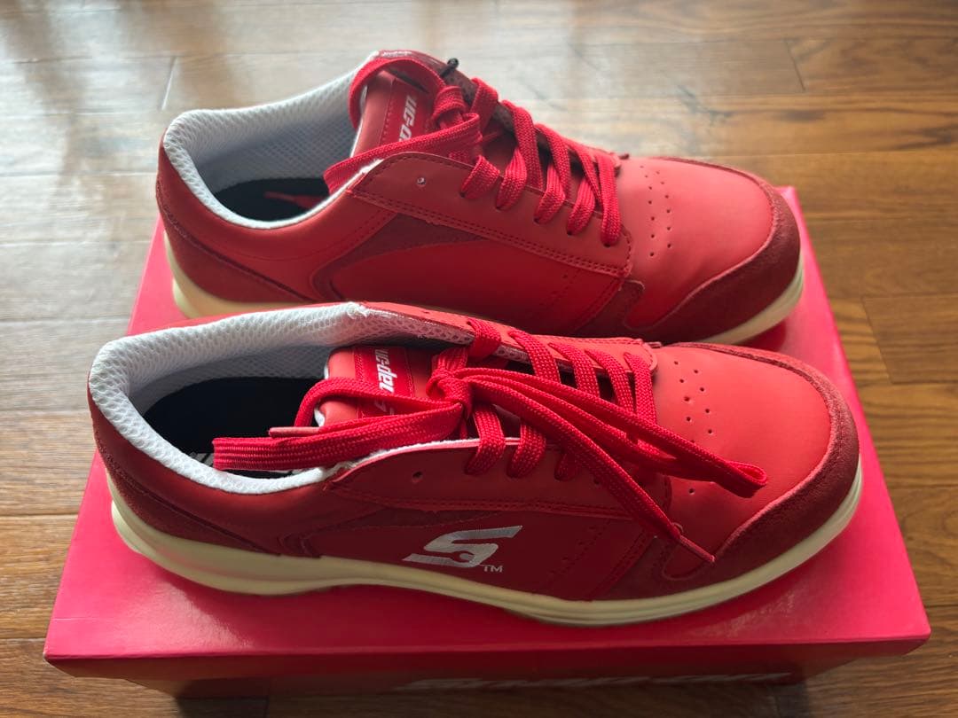 赤いスニーカー 安全靴