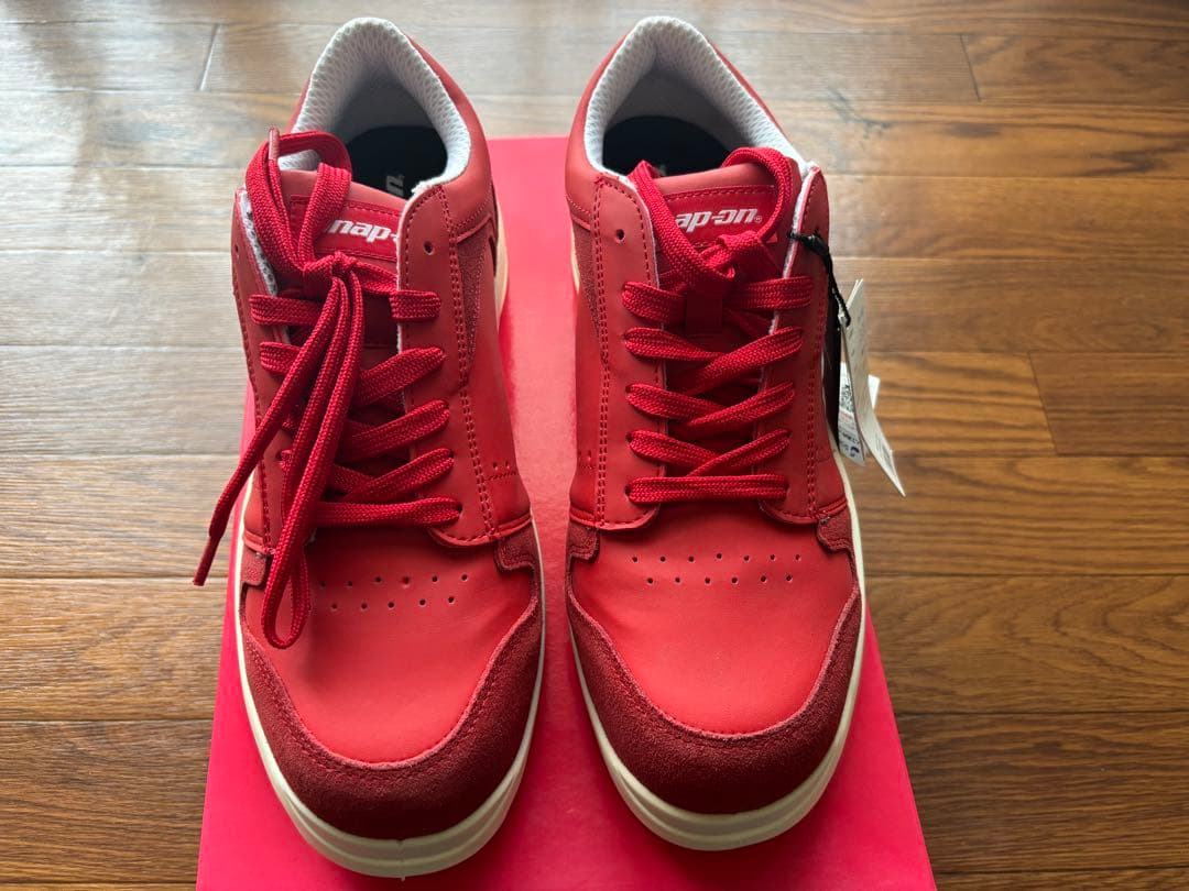 赤いスニーカー 安全靴