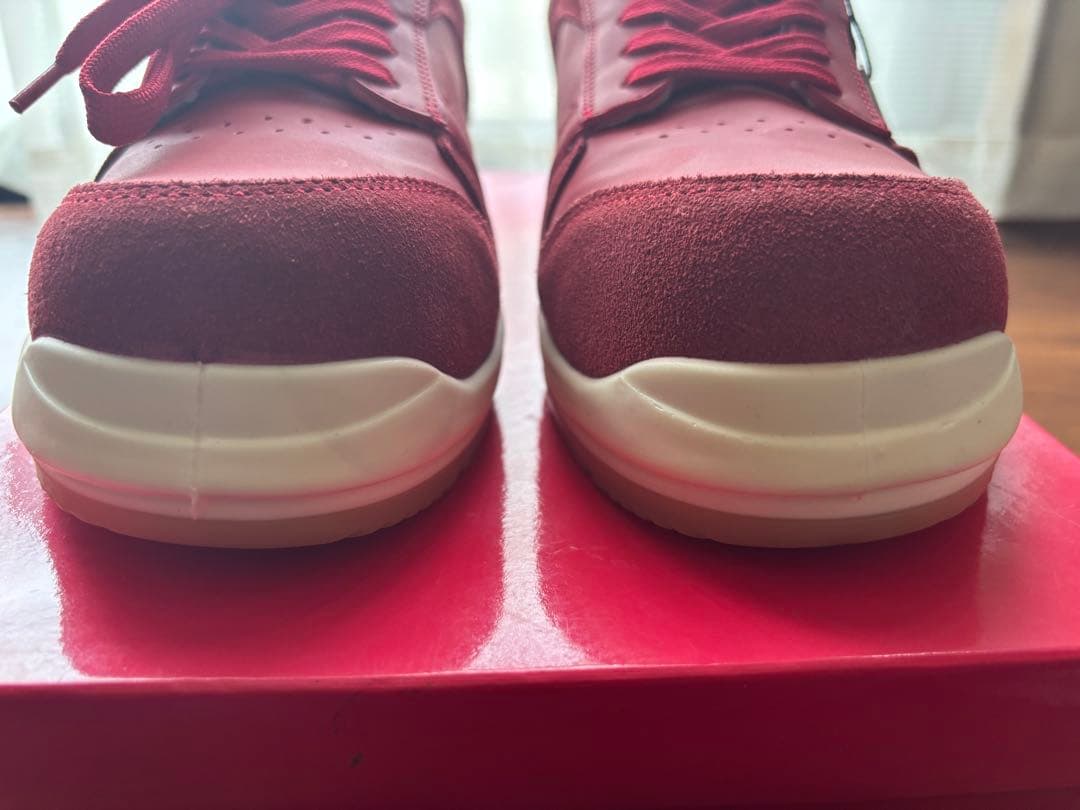 赤いスニーカー 安全靴