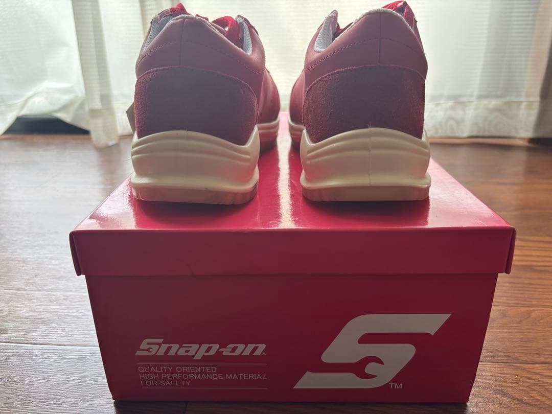 赤いスニーカー 安全靴