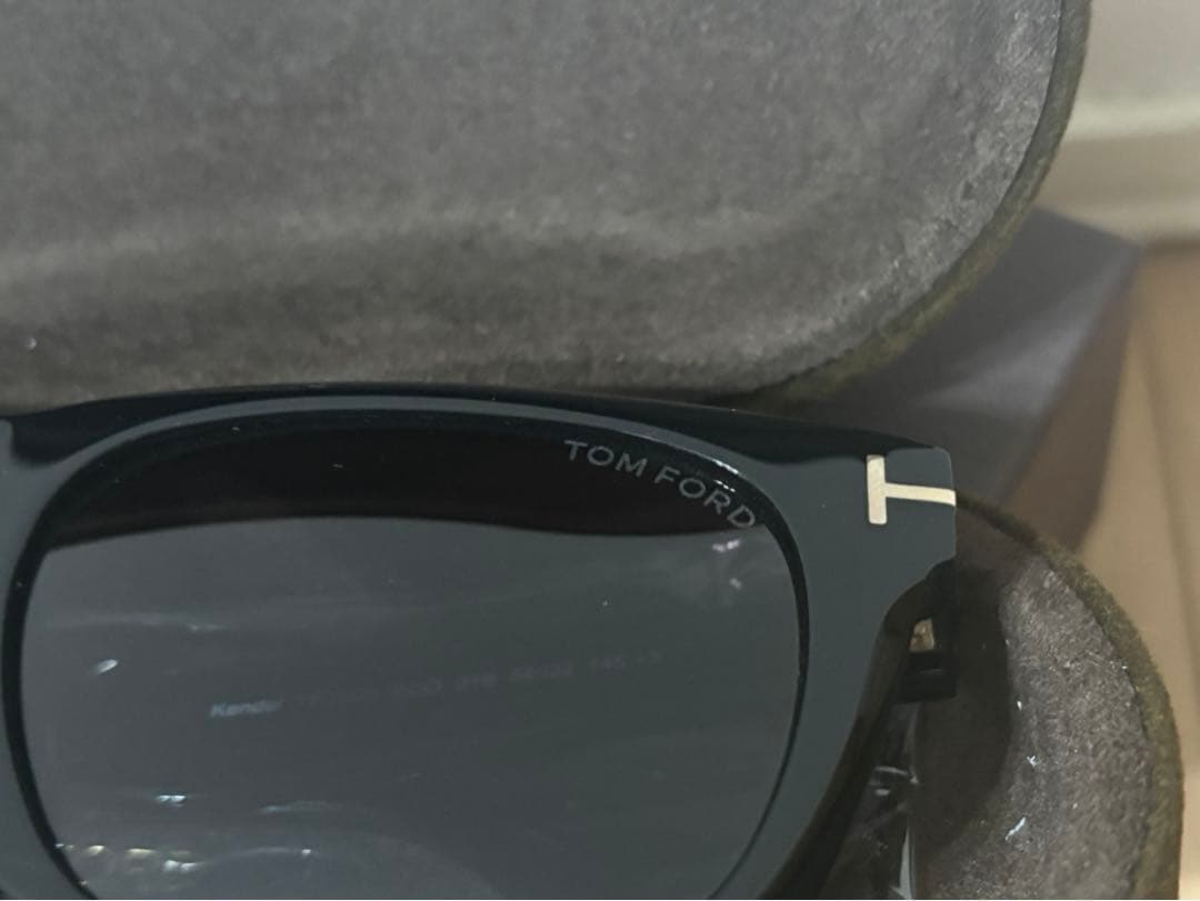 【カイト】TOM FORD Kendel TF1076 ECO 01B