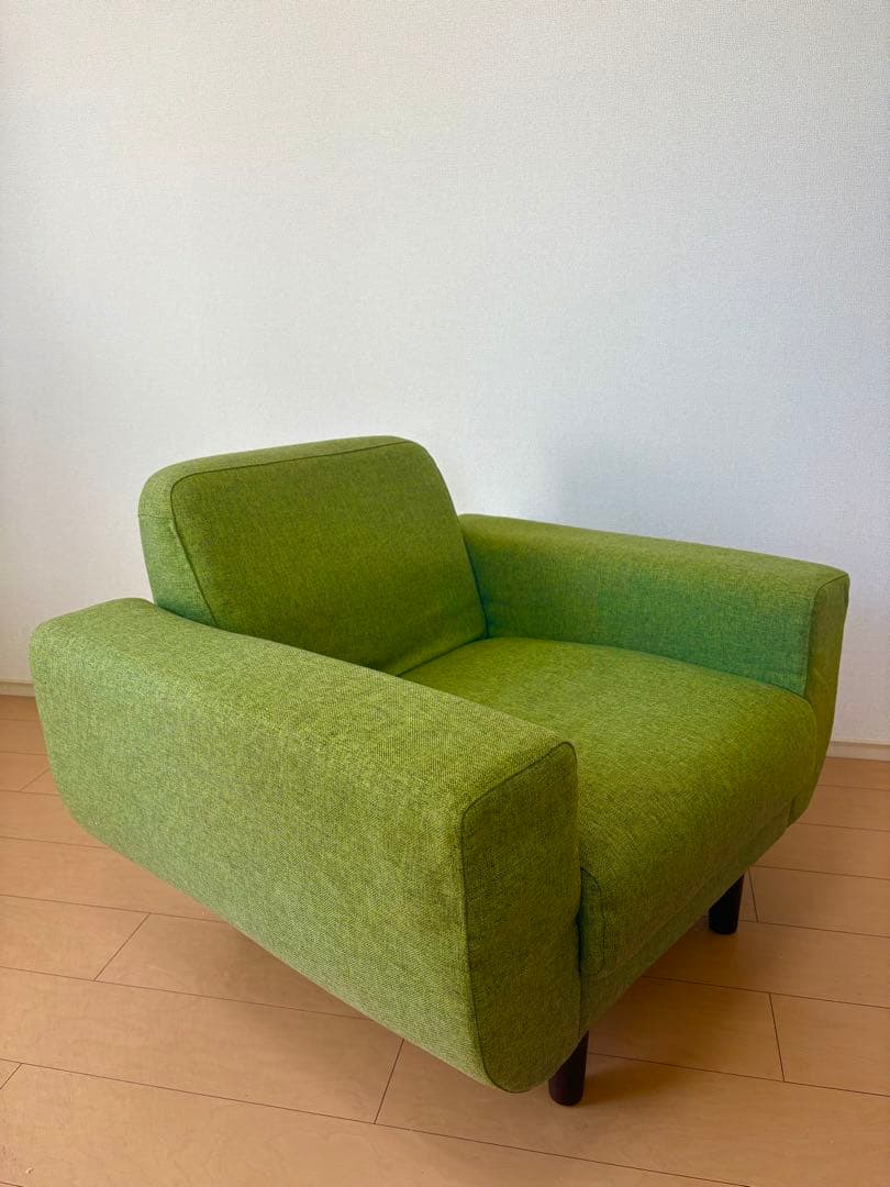 グリーンの落ち着いたワイドソファ（1.5人掛け）