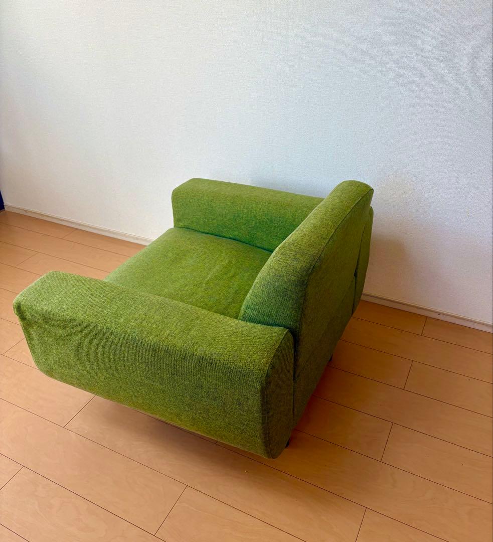 グリーンの落ち着いたワイドソファ（1.5人掛け）