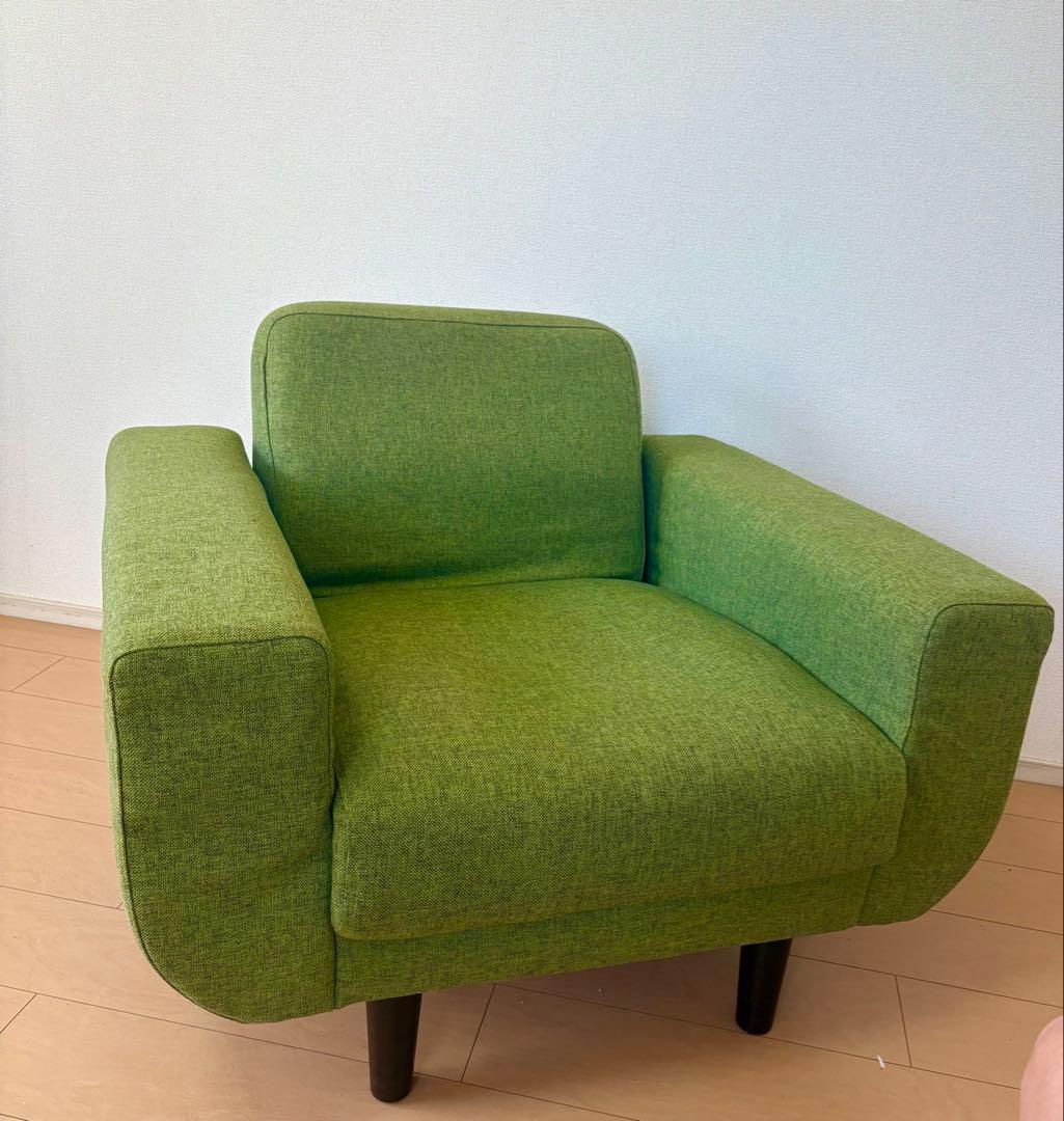 グリーンの落ち着いたワイドソファ（1.5人掛け）