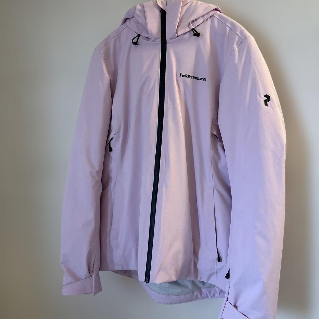 美品Peak Performance 薄ピンクフード付きスキーウェア