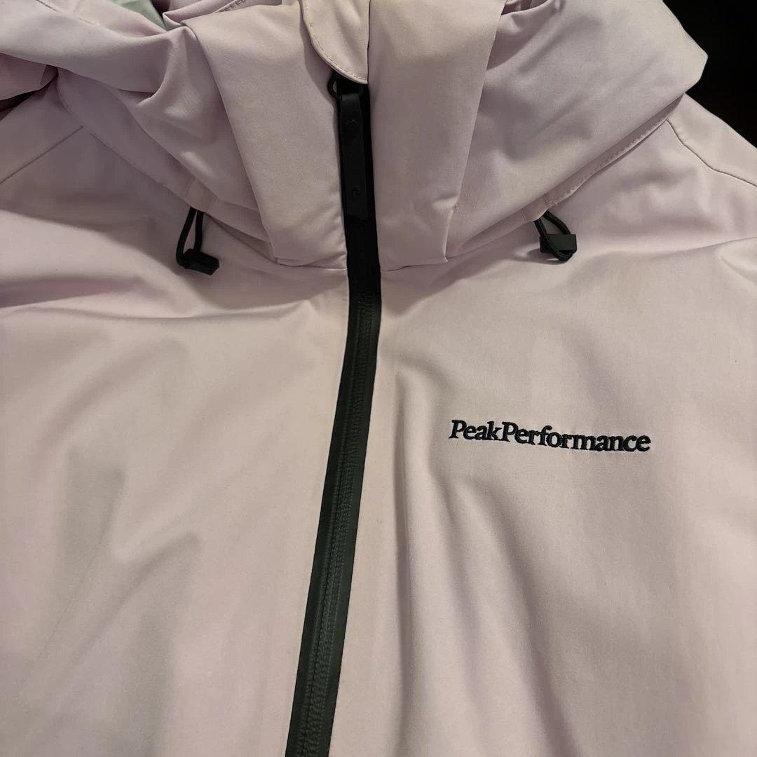 美品Peak Performance 薄ピンクフード付きスキーウェア
