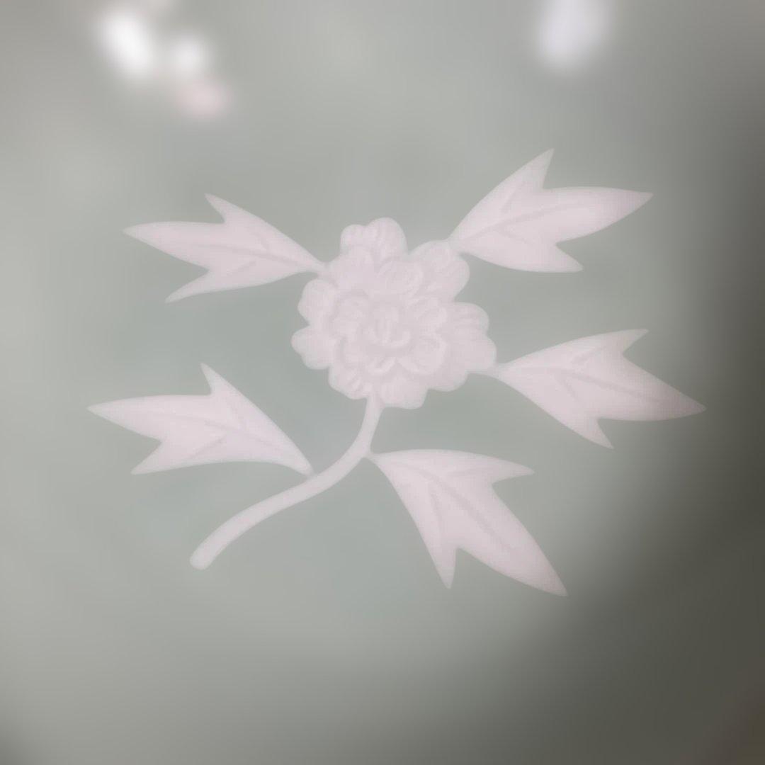 【井上萬二】白磁の伝統　日本の名窯　人間国宝　井上萬二作　青白磁彫文　菓子鉢