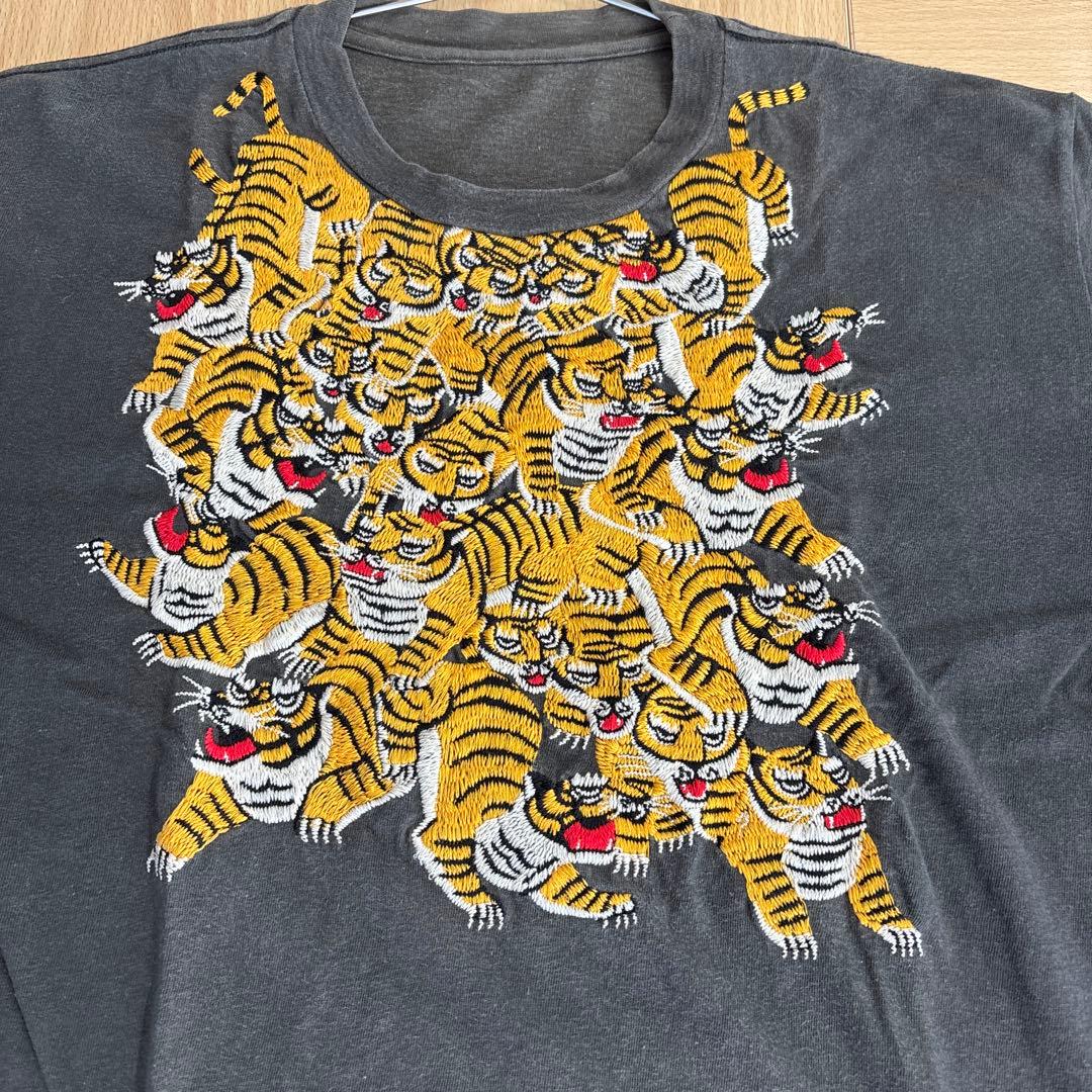 虎の刺繍 グレー Tシャツ(キャピタル)
