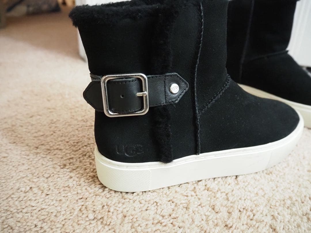 UGG アグ　Aika ブーツスニーカー