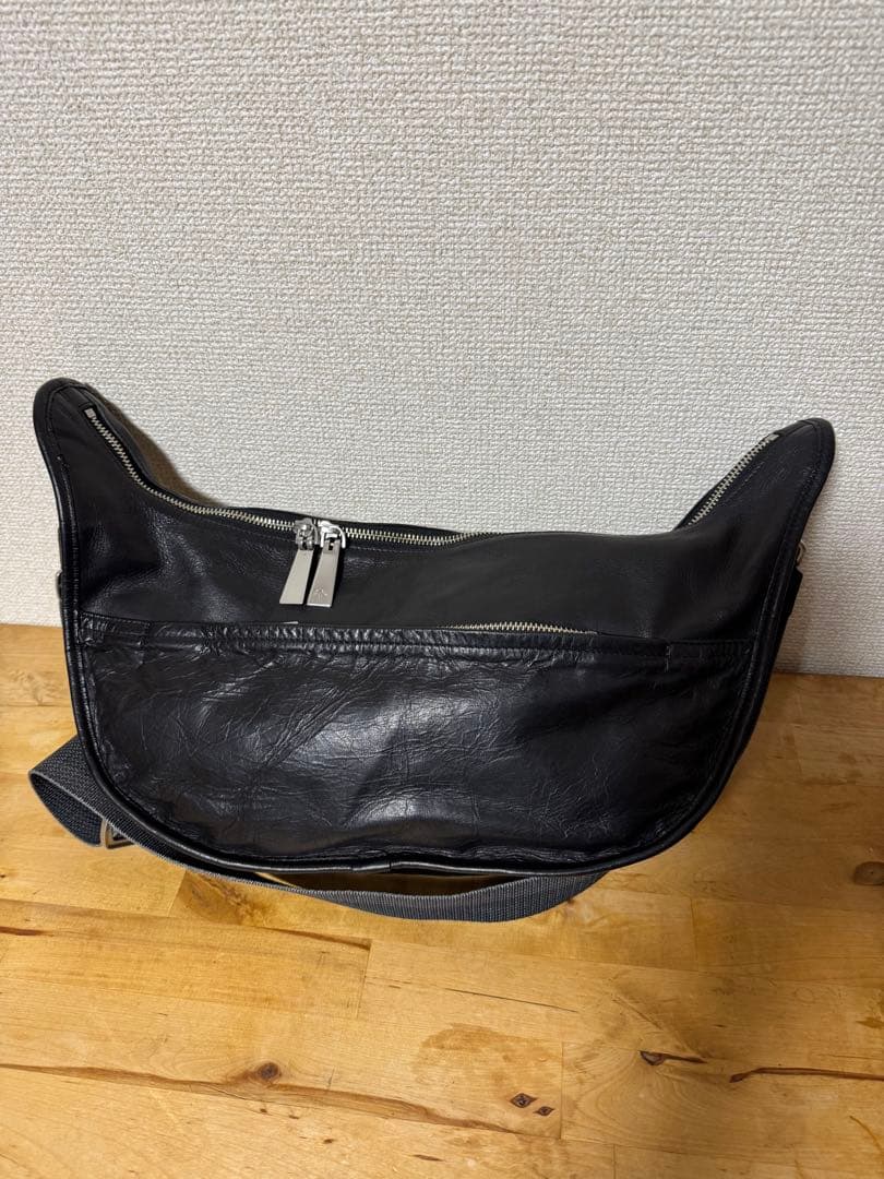 黒レザーショルダーバッグ ダブルジッパー