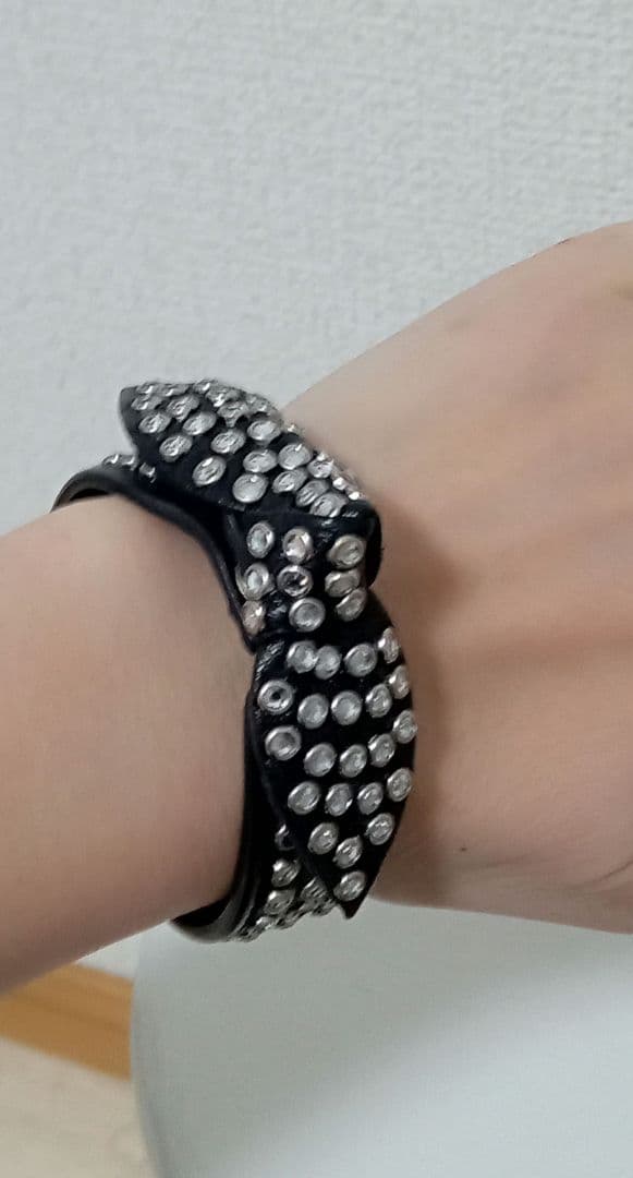 目玉商品！サンローラン　スタッズ付きレザーバングル　ブレスレット