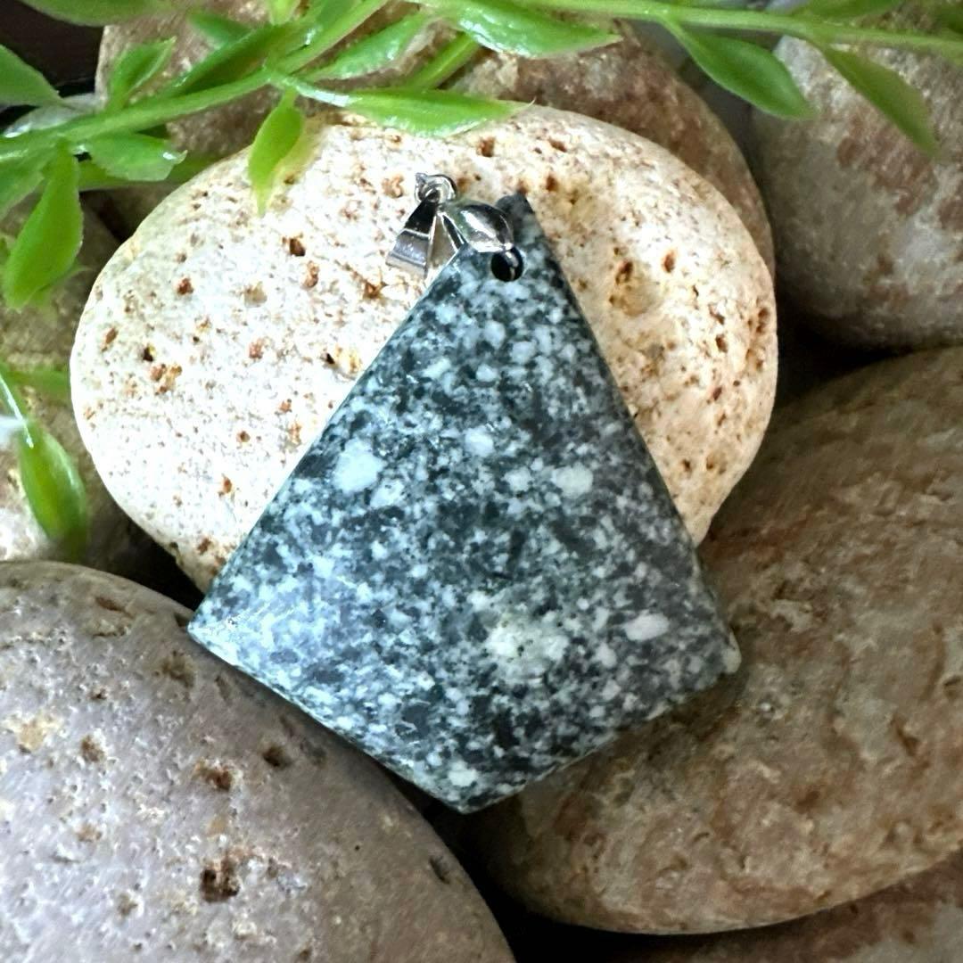【遠野霊石】運命好転ペンダント　内なる力に寄り添う波動石・扇型 (1点限定)