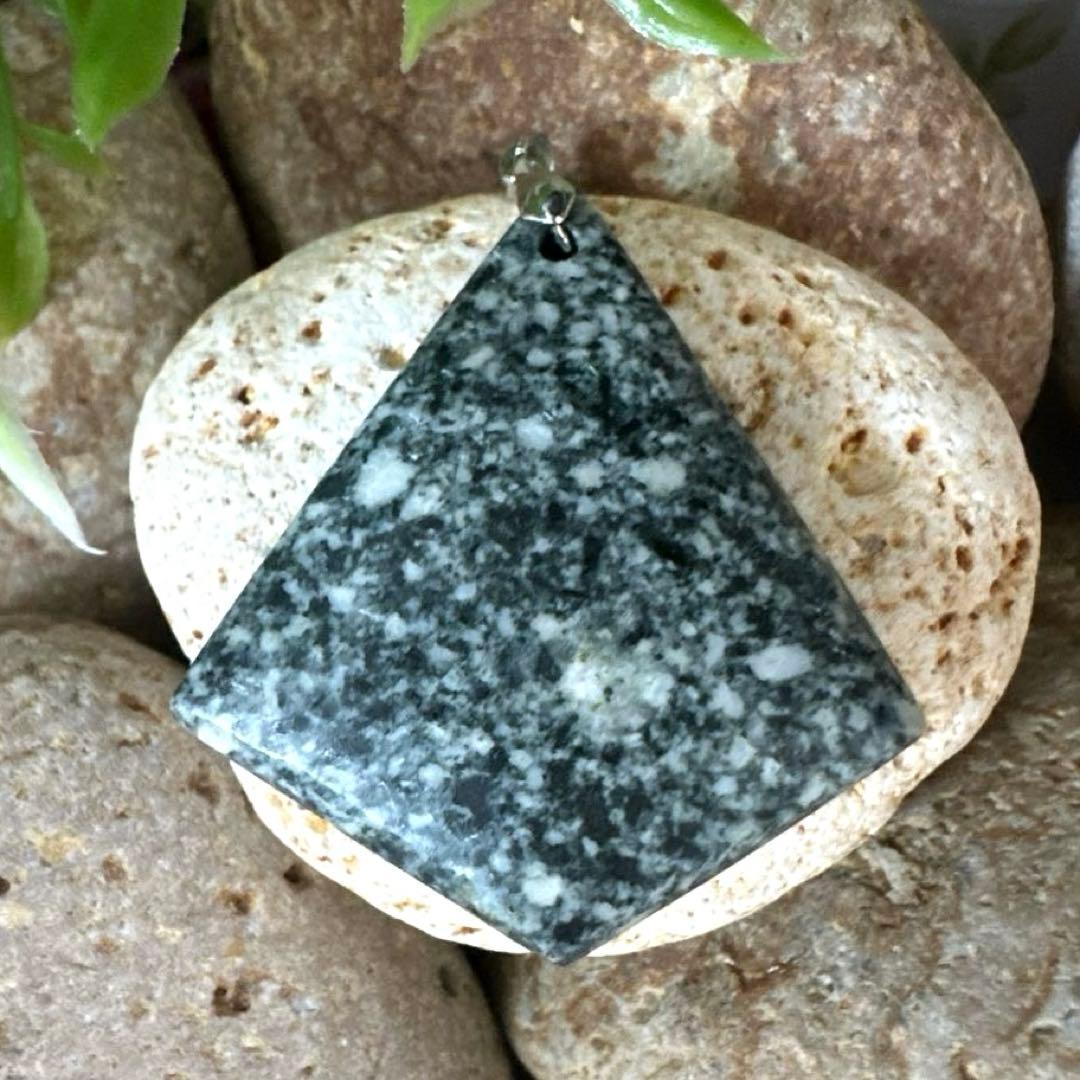 【遠野霊石】運命好転ペンダント　内なる力に寄り添う波動石・扇型 (1点限定)