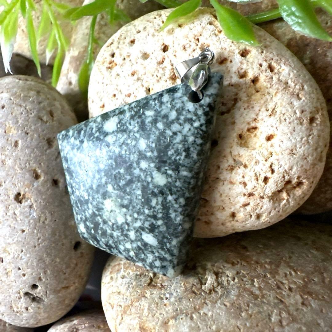 【遠野霊石】運命好転ペンダント　内なる力に寄り添う波動石・扇型 (1点限定)