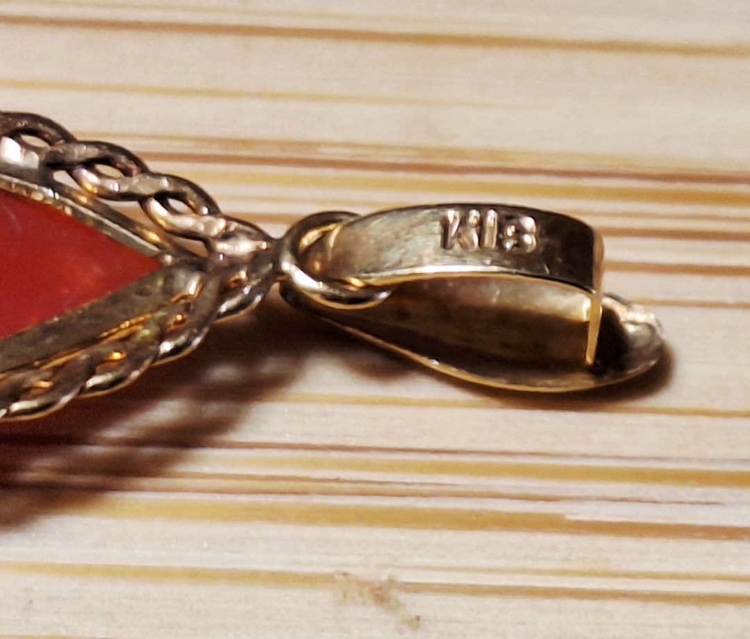 K18　18金 涙型　本珊瑚 ネックレストップ 天然石　総重量0.7g