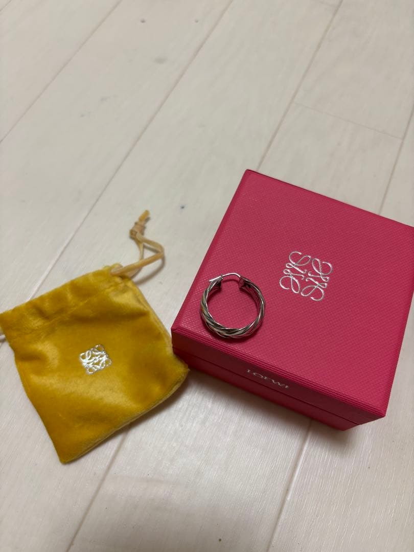 LOEWEスターリングシルバー片耳 ピアス定価11万円